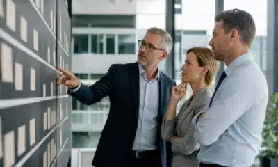 Direction reliant stratégie corporate activité et fonctions sur un tableau
