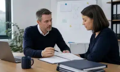 Franchiseur présentant le manuel opératoire et le plan de formation à une franchisée