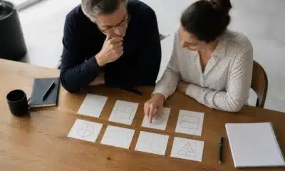 Dirigeante choisissant plusieurs outils d’analyse stratégique sur un bureau