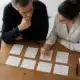 Dirigeante choisissant plusieurs outils d’analyse stratégique sur un bureau