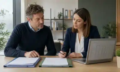 Dirigeant et experte-comptable préparant le passage d’une société de l’IS à l’IR