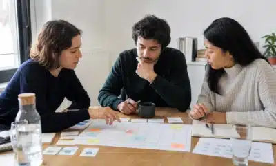 Équipe préparant le plan de communication d’une entreprise