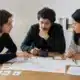 Équipe préparant le plan de communication d’une entreprise