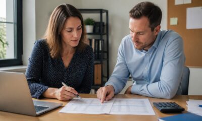 Entrepreneur et conseillère construisant un plan de financement