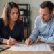 Entrepreneur et conseillère construisant un plan de financement