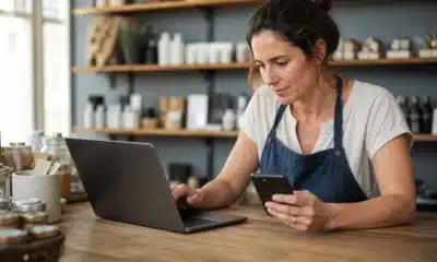 Entrepreneuse vérifiant la présence en ligne de son entreprise