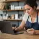 Entrepreneuse vérifiant la présence en ligne de son entreprise