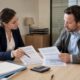 Entrepreneur comparant deux offres de prêt professionnel avec une conseillère