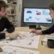 Client et motion designer examinant un storyboard avant production