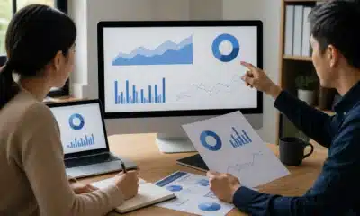Responsable SEO analysant un tableau de bord multi-moteurs et les décisions associées