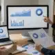 Responsable SEO analysant un tableau de bord multi-moteurs et les décisions associées