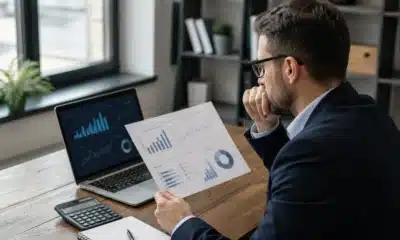 Analyste reliant coûts SEO, prospects et marge dans un tableau de pilotage