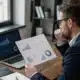 Analyste reliant coûts SEO, prospects et marge dans un tableau de pilotage