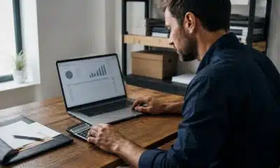 Dirigeant calculant les royalties et redevances de sa franchise