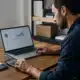 Dirigeant calculant les royalties et redevances de sa franchise