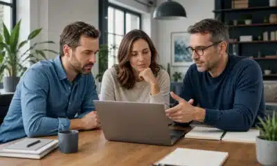 Dirigeants et spécialiste SEO organisant la visibilité d’une entreprise sur un écran