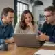 Dirigeants et spécialiste SEO organisant la visibilité d’une entreprise sur un écran