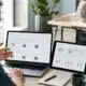 Marketeuse comparant intention de recherche et découverte d’audience sur les réseaux sociaux