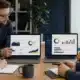 Équipe comparant référencement naturel et campagnes de recherche payante sur deux écrans