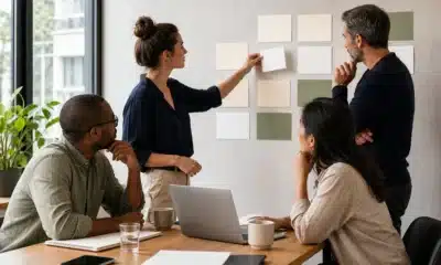 Équipe de PME priorisant un plan d’action SEO sur un tableau de travail