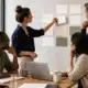 Équipe de PME priorisant un plan d’action SEO sur un tableau de travail
