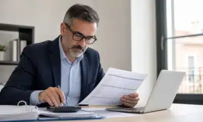 Comptable contrôlant les mouvements d'immobilisations du tableau 2054