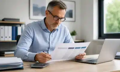 Comptable contrôlant les amortissements du tableau 2055