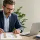 Comptable calculant le résultat fiscal du tableau 2058-A