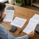 Contrôleur financier rapprochant les emplois et ressources d’un tableau de financement