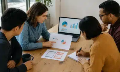 Équipe analysant les résultats d’une expérimentation Test & Learn