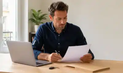 Entrepreneur préparant une attestation de domiciliation d’entreprise à son bureau