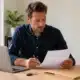 Entrepreneur préparant une attestation de domiciliation d’entreprise à son bureau