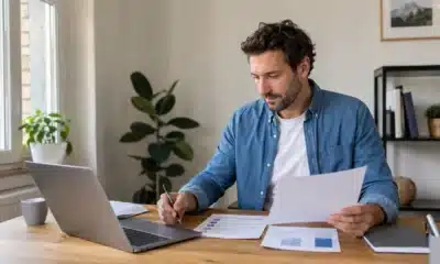 Entrepreneur comparant les coûts et services d’une création d’entreprise en ligne