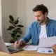 Entrepreneur comparant les coûts et services d’une création d’entreprise en ligne