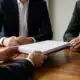 Associés examinant en priorité une offre de cession d’actions