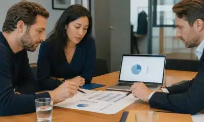Fondateurs et investisseur analysant la dilution d’un capital social