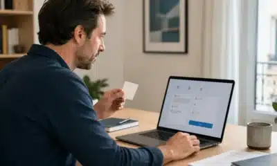 Entrepreneur vérifiant un code promo avant de commander un service juridique en ligne