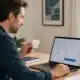 Entrepreneur vérifiant un code promo avant de commander un service juridique en ligne