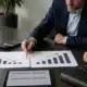 Dirigeants analysant une réduction puis une augmentation de capital