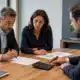 Cédant et acquéreur analysant le calcul d’un complément de prix earn-out