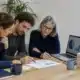 Responsables associatifs préparant un budget et une collecte de fonds