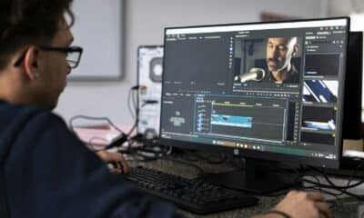 Monteur vidéo devant un écran affichant une timeline et un aperçu de son montage