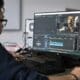 Monteur vidéo devant un écran affichant une timeline et un aperçu de son montage