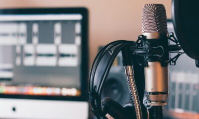 Microphone de studio et casque devant un écran de montage sonore