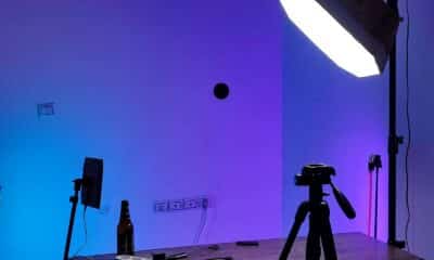 Table de studio, trépied et éclairage bleu-violet pour préparer une prise de vue produit