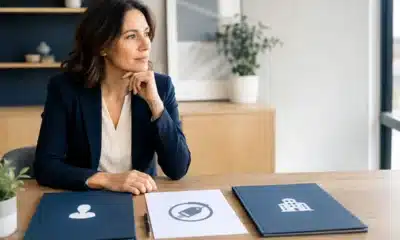 Entrepreneure choisissant entre une marque en nom propre et au nom de sa société