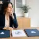 Entrepreneure choisissant entre une marque en nom propre et au nom de sa société
