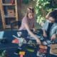 Deux professionnelles comparent des photographies et des nuanciers sur une table de studio