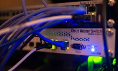Câbles Ethernet raccordés à des commutateurs réseau dans une baie informatique