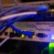 Câbles Ethernet raccordés à des commutateurs réseau dans une baie informatique